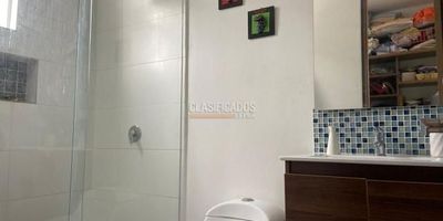 SE VENDE CASA EN LA UNIDAD BOSQUES DE VERDE HORIZONTE CON LAS SIGUIENTES CARACTERISTICAS

Área Total 200 m2  Distribuidos así  (130 m²  construcción + 70 m²  patio con techo) y  Estrato 5

Primer Piso: Sala, comedor con vistas al jardín, cocina integral a gas con gabinetes en madera, baño social,  zona de lavandería y amplio patio cubierto

Segundo Piso:  3 alcobas con closet, Alcoba principal con baño privado y balcón, alcoba secundaria con baño completo mas biblioteca /tercera habitación con opción de baño adicional

Exteriores: Parqueadero para dos vehículos y espacio para jardín. Beneficios: Diseño moderno con acabados de alta calidad

el condominio cuenta con  40 casas,  perfectamente situada al lado de una impresionante montaña que ofrece un clima fresco y agradable.

Características Principales: Ventanales que aprovechan la luz natural y vistas panorámicas. Ambiente tranquilo y seguro en un conjunto residencial exclusivo y  Fácil acceso 

VALOR $ 650.000.000

ADMON $ 450.000.000