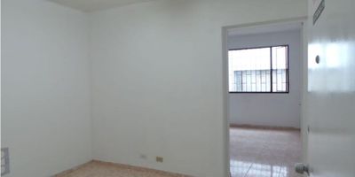 Se vende oficina en el sector de chapinero calle 13 con 63, frente a iglesia lourdes, excelente ubicación 

segundo piso, cuenta con 2 espacios para oficinas independientes y 1 baño.

pisos en ceramica, vista interior.

cerca a iglesia lourdes, calle 13, KFC, restaurantes, bancos. 

 

 
