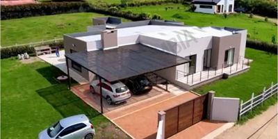 Codigo 6463. Maravillosa casa campestre en Tenjo de un solo nivel en parcelación, área total de 2.000m2 y área construida de 250m2, un espacio ideal para compartir reuniones familiares en la zona BBQ, tus hijos y mascotas podrán disfrutar momentos divertidos en la espectacular zona verde con la que cuenta y los acabados interiores te permitirán luminosidad a tu hogar. Esta casa cuenta con: 4 habitaciones cada una con closet y baño, cocina integral abierta moderna, sala y comedor independientes, 6 parqueaderos y 2 más para visitantes, cuenta con todos los servicios públicos municipales, portón eléctrico y planta de agua lluvia de 10.000 lt.su ubicación le brinda cercanía a municipios como Chía, Tabio y Cajicá, de este modo acceso a centros médicos, supermercados, parques y más.