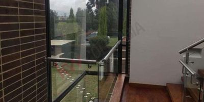 Codigo 6255. Moderna casa campestre, el primer piso cuenta con: Sala, Bar, baño social, cocina, comedor, estudio, gimnasio, sauna, zona lavandería, cuarto y baño servicio, Segundo Piso:Hall habitaciones, Family Room, alcoba principal con baño,jacuzzi, vestier y terraza,alcoba 2 con baño ,ducha y balcón,alcoba 3 con baño y ducha. Depósito, mueble linos, La casa cuenta adicionalmente con una chimenea a gas y otra a leña,automatización de iluminación, planta telefónica, sistema de recolección de aguas lluvias, tanque de reserva para aguas lluvias de 9m3 aproximadamente, riegos automatizados, Tanque de reserva para agua potable con sistema de bombeo, Calderin de paso con capacidad para varios baños en simultáneo y 6 parqueaderos en total (3 cubiertos).