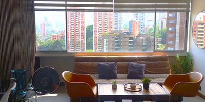 Apartaestudio AMOBLADO en arriendo en unidad cerrada en sector exclusivo, cerca a parques principales, supermercados, restaurantes, vias principales, rutas de transporte publico y servicios complementarios. Piso en porcelanato y madera, sala comedor, 1 alcoba con baño privado, cocina integral abierta tipo americano, y parqueadero independiente cubierto Conjunto cerrado con parques infantiles, zonas verdes, vigilancia 24 hrs, y circuito cerrado de tv. *Inmuebles sujetos a verificación de disponibilidad.*

