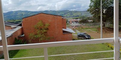 SE VENDE FINCA CON CASA EN EL CONDOMINIO  CASA 2 PISOS

 La casa tiene las siguientes características  

Área Total de la finca 400 m2  y Área Construida de la casa 124 m2     

1 PISO 
Garaje,  corredor,  sala amplia, comedor,  baño social,  cocina integral a gas con gabinetes en madera,    zona de oficios con patio pequeño

2 PISO
 3 alcobas con closet,  alcoba principal con baño,  1 baño auxiliar para las alcobas  y balcón amplio panorámico con vista hacia el lago y la zona rural

El condominio cuenta con piscina,  salón social,  cancha de básquet y cancha de futbol

La finca NO tiene deudas,  la escritura es de buga  y esta registrada en la oficina de registro de buga.

la finca se Se vende a puerta cerrada

VALOR $ 520.000.000 

Por el momento no paga administración                              