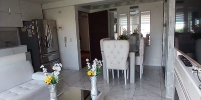 Apartamento amoblado para el Arriendo ubicado en Corales de fácil acceso, con iluminación y ventilacion natural, cuenta con acabados modernos tres habitaciones y dos baños, cocineta integral mesón en granito, estufa y calentador a gas, pisos en ceramica, zona de ropas. En conjunto cerrado con piscina, gimnasio, salón comunal, parques infantiles, placa polideportiva, zonas verdes y un parqueadero descubierto. Además con circuito cerrado de tv, vigilancia y portería las 24 Horas. 