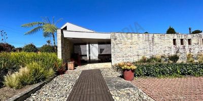 Codigo 8660. Venta casa campestre con lote de 3147 m2, condominio ubicada en Chía, se caracteriza por que ganó un premio en Colombia por su arquitectura 'Arq. Jairo Llano y Juan Pablo Ortiz'. Casa de cuatrocientos veinte metros cuadrados, cuenta con sala y comedor independiente, estudio, cocina integral tipo americano, cuatro alcobas cada una con baño la principal con Walk in closet, zona de lavandería, baño social, dos parqueaderos cubiertosEl Condominio Granjas de la Balsa cuenta con salón social, portería y recepción, vigilancia privada con sistema circuito cerrado de seguridad veinticuatro horas, alarma, cerca eléctrica, parqueadero para visitantes y residentes, parque infantil, cancha de tenis, micro futbol, citófono. Valor de administración setecientos mil pesos.Su ubicación y excelentes vías de acceso y su cercanía le permitirá llegar con facilidad al centro de Chía, Cota y Bogotá.