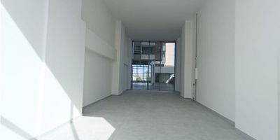 Venta de local en edificación nueva y ubicado sobre la avenida Santander. Tiene amplia visualización y generosa vitrina, acceso peatonal y amplias posibilidades de comercio. Cuenta  con 78m², tiene 1 baño y se entrega en obra blanca.

 

¡No esperes más para contactarnos, 3122092858, es un gusto atenderte!
