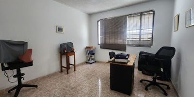 Oficina Chapinero Central Calle 63, en segundo piso de 29 m2, para oficinas o consultorios, 1 baño, Ubicada en el centro parque 63, NO tiene garaje, excelentes vías de acceso como la Carrera 13, Carrera 7, Avenida Caracas, Av.9, Calle 63, a unos metros de la estación de Transmilenio de la calle 63, Frente al Parque Lourdes, rodeado de comercio del sector. Inmueble libre de todo gravamen.