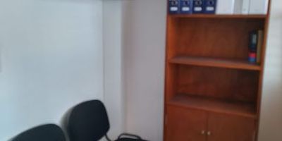 Oficina Chapinero Central Calle 63, en segundo piso de 13 m2, para oficinas o consultorios, 1 baño, Ubicada en el centro parque 63, NO tiene garaje, excelentes vías de acceso como la Carrera 13, Carrera 7, Avenida Caracas, Av.9, Calle 63, a unos metros de la estación de Transmilenio de la calle 63, Frente al Parque Lourdes, rodeado de comercio del sector. Inmueble libre de todo gravamen. 