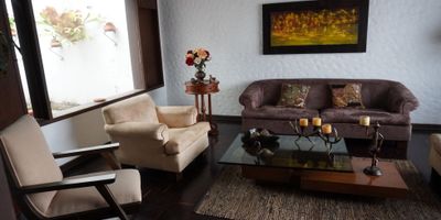 ? ¡Casa en Venta en La Arboleda, Manizales!

Descubre esta impresionante casa de tres pisos y cuatro niveles en venta, ubicada en el prestigioso barrio de La Arboleda en Manizales. Con una amplia área construida de 379 m² y un terreno de 296 m², esta propiedad ofrece espacios generosos y bien distribuidos para una vida cómoda y lujosa.

?️ Espacios Amplios y Funcionales: La casa cuenta con 5 habitaciones, todas con clósets empotrados, y 5 baños, incluyendo uno en la habitación principal. La distribución inteligente en niveles permite un flujo armonioso entre las áreas, asegurando privacidad y comodidad para todos los miembros de la familia.

? Garaje y Espacios de Almacenamiento: En el primer piso, encontrarás un garaje cubierto con capacidad para dos carros, una alcoba de servicio, clóset y cuarto útil. Este nivel también cuenta con armarios empotrados que facilitan el almacenamiento eficiente.

?️ Áreas Sociales y Comodidades: El segundo piso ofrece una amplia sala y comedor, una cocina semi integral, un patio con una encantadora fuente, zona de ropas, jardín y clóset adicional. Estas áreas están diseñadas para disfrutar de momentos familiares y de entretenimiento en un entorno acogedor y elegante.

? Piso 3 y Nivel 4: El tercer piso alberga una sala auxiliar, un cuarto útil, una alcoba con baño y vestier, y tres habitaciones adicionales con clósets, además de un baño social. En el cuarto nivel, encontrarás una biblioteca con baño social, perfecta para el estudio o el trabajo desde casa.

? Detalles y Acabados de Calidad: La casa incluye características premium como chimenea, calentador, pisos laminados y en cerámica/mármol, garantizando un ambiente cálido y sofisticado. La sala de usos múltiples y la biblioteca añaden funcionalidad y versatilidad a los espacios.

? Entorno y Ubicación: Situada en una zona residencial de estrato 6, esta casa ofrece acceso a colegios, universidades, parques cercanos, y tran