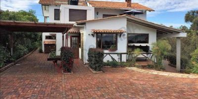 Codigo 6246. Venta casa campestre en la vereda Yerbabuena Chía Cundinamarca. En la propiedad podrá encontrar amplios espacios, excelente iluminación y vista panorámica, tiene terraza, ocho parqueaderos con depósito.Casa Blanca, no hay vigilancia, no se paga administración.Su ubicación y excelentes vías de acceso y su cercanía le permitirán llegar con facilidad a la avenida, séptima vía Bogotá, La Caro, Centro Chía, Clínica Teletón y supermercados Pricesmart.