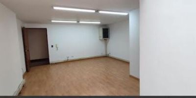 Oficina de 31.6m2 en venta .Está ubicada en tercer piso, cuenta con baño interno y un parqueadero, área abierta,  el edificio cuenta con vigilancia 247 cctv, recepción . cerca  al parque de la 93 , y centros comerciales,  sobre vía secundaria y cerca a vías principales con alto flujo de transporte.Valor $270.000.000, incluido parqueadero.