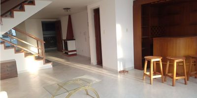 ? Venta de Apartamento Dúplex en Palermo, Manizales | Inmobiliaria Manizales

Este amplio y moderno apartamento dúplex en Palermo es la opción perfecta para quienes buscan un hogar con excelente distribución y gran comodidad.

? Distribución y Espacios:


 3 amplias alcobas, todas con clósets y baño privado en la habitación principal.
 4 baños completos, además de una alcoba de servicio con su propio baño.
 Sala y comedor con acabados modernos, ideales para disfrutar en familia.
 Cocina integral completamente equipada con acabados de calidad.
 Terraza espaciosa, perfecta para relajarse o disfrutar de una vista al exterior.
 Zona de ropas amplia y funcional.


? Estacionamiento:


 Cuenta con parqueadero propio.


? Comodidades adicionales:


 Suelo de cerámica/mármol en las áreas comunes y piso de madera en las habitaciones.
 Gas domiciliario, calentador de agua, doble ventana, y citófono para mayor seguridad.
 Ubicación estratégica cerca de centros comerciales, colegios, universidades, parques y con acceso pavimentado. Vigilancia 24/7 en urbanización cerrada.


Este apartamento se encuentra en el 4to piso sin ascensor, disponible tanto para venta como para renta. ¡Un hogar perfecto en uno de los sectores más privilegiados de Manizales!


