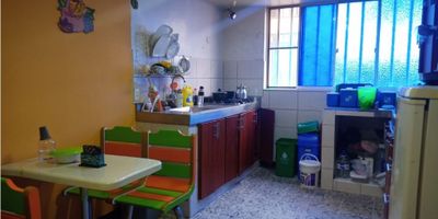 ? Venta de Casa-Hotel en Urbanización Castilla, Manizales | Inmobiliaria

¡Gran oportunidad de inversión! Esta Casa-Hotel ubicada en Urbanización Castilla es perfecta para quienes buscan un negocio rentable en una zona con gran demanda turística y residencial. Con sus 15 habitaciones distribuidas en 3 pisos, esta propiedad tiene un potencial excepcional para generar ingresos.

? Características de la Casa-Hotel:


 Área privada: 216 m².
 15 habitaciones, 8 de ellas con baño privado.
 Más de 10 baños en total.
 Cocina semi integral, ideal para brindar servicios de alimentación.
 Terraza perfecta para disfrutar del aire libre o actividades recreativas.
 Local comercial en el primer piso, brindando una fuente adicional de ingresos.


? Comodidades y Servicios:


 Calentador a gas.
 Zona de lavandería.
 Acceso pavimentado, ideal para el tránsito de huéspedes.
 Ubicación en zona exterior, lo que le brinda excelente visibilidad.
 Transporte público cercano, facilitando el acceso de clientes y turistas.
 Parques cercanos, agregando valor a la experiencia de hospedaje.


? Oportunidad de Negocio: Esta propiedad se vende a puerta cerrada, lo que incluye todo el mobiliario y equipos necesarios para continuar operando como hotel sin interrupciones. Con su ubicación estratégica y múltiples habitaciones, este hotel está listo para recibir huéspedes y comenzar a generar rentabilidad desde el primer día.

¡No dejes pasar esta oportunidad única en Manizales! Contáctanos hoy mismo para más detalles y para programar una visita.


