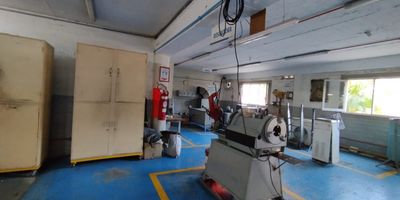 "Espaciosa bodega de 1810 m en ubicacion estrategica, ideal para almacenamiento o distribucion. Cuenta con techos altos, gran capacidad de carga, y accesos amplios para vehiculos. La propiedad incluye oficinas administrativas, area de carga y descarga, y sistemas de seguridad avanzados. Su diseno funcional y versatil se adapta a diversas necesidades comerciales, con excelente conectividad a principales vias de transporte. Perfecta para negocios en expansion.