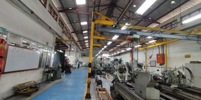 "Espaciosa bodega de 1810 m en ubicacion estrategica, ideal para almacenamiento o distribucion. Cuenta con techos altos, gran capacidad de carga, y accesos amplios para vehiculos. La propiedad incluye oficinas administrativas, area de carga y descarga, y sistemas de seguridad avanzados. Su diseno funcional y versatil se adapta a diversas necesidades comerciales, con excelente conectividad a principales vias de transporte. Perfecta para negocios en expansion.