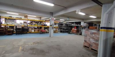 "Espaciosa bodega con ubicacion estrategica, ideal para almacenamiento o distribucion. Cuenta con techos altos, gran capacidad de carga, y accesos amplios para vehiculos. La propiedad incluye oficinas administrativas, area de carga y descarga, y sistemas de seguridad avanzados. Su diseno funcional y versatil se adapta a diversas necesidades comerciales, con excelente conectividad a principales vias de transporte. Perfecta para negocios en expansion.