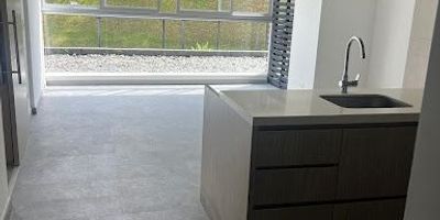 se arrienda espectacular apartamento tipo suite  ubicado en Rionegro exclusivo sector de llano grande cerca al aeropuerto y la clínica san Vicente, cuenta con sala comedor, cocina integral, zona de ropas, 2 alcobas cada una con baño y Vestier,  parqueadero cubierto.  la unidad cuenta con sauna, turco, sala de tv, oratorio, piscina, vigilancia 24 horas, servicio de lavandería y spa.  