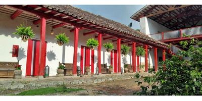 Maravillosa e imponente Hacienda con casona colonial, cerca del municipio de Cachipay, a 60 Km al occidente de Bogotá, construida en 1800. Tiene  cuatro casas de vivienda, la principal con dos niveles con patio claustrado y fuente en alto estado de conservación; la segunda casona  de construcción rectangular, con corredor cubierto que requiere de una intervención para su conservación. La tercera casa es de estructura convencional de concreto en vigas y placas consta de dos alas en forma de C, unidas con un patio central en donde se encuentran los tanques de agua de reserva; presenta desgaste. El campamento para trabajadores. Zona comedor externo, canchas de tenis, lago, piscinas y terrazas.