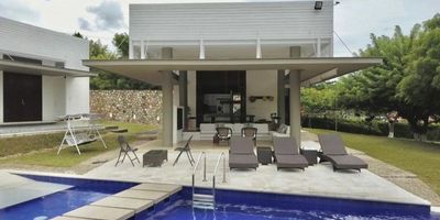 Maravillosa casa de recreo en condominio, a 600 metros de la vía principal entre Anapoima y Apulo y a 1 km del área urbana del pueblo. Tiene  4 habitaciones cada una con baño y capacidad para 4 personas. Sala, comedor, cocina abierta, despensa, zona de lavandería. amplia piscina, parque infantil, amplios jardines y zonas verdes; zona de BBQ dotada para disfrutar de un ambiente familiar y tranquilo. Cámaras de seguridad y vigilancia 24 horas.