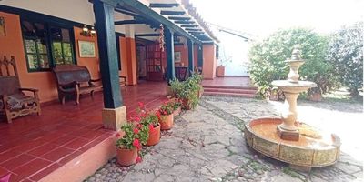 En el corazón del centro historico de Villa de Leyva, con una tapia alta rodeada de buganvilas, equidistante de la plaza y cercana a una amplia propuesta de restaurantes, tiendas artesanales y servicios varios se encuentra está hermosa casa colonial  de un solo nivel. Desarrollada en 210 M2 , lote de 537M2, con tres comodas habitaciones con capacidad para seis personas ,dos baños y una amplia y versatil cocina abierta a gas. Complementa un patio tipico de las casas  lleno de plantas con una cómoda zona de parqueo. Perfecta para airbnb, hostales, casa de descanso y recreo, especial para familias. ¡¡No pierdas está magnifica oportunidad de inversión!!