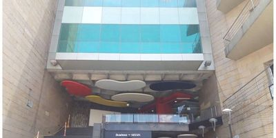 LOCAL COMERCIAL EN BUSINSS CENTER ZONA FRANCALocal de fácil acceso, super ubicado, zona de alto impacto y desarrollo, altísimo tráfico de personas tanto del business center como de zona franca ya que son más de 32 empresas y 13.300 empleados.Sistema contra incendios en zonas comunes.Baterías de baño por piso.4 ascensores de última generación con capacidad para 15 personas cada uno.1 ascensor de servicio y carga.Cuarto de control.415 parqueaderos.Centro de correspondencia.Auditorio con capacidad para 250 personas.2 Salas de jutas con capacidad para 12 personas.Sala de presentaciones dotada con equipos de sonido y video, con capacidad para 52 personas.Cuarto de control.Comedor.