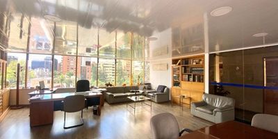 Oficina en venta de 155m2 excelente ubicación en el Sector Financiero, AV. Cr 7. Exterior. Piso seis con espectacular vista panorámica alrededor de la oficina. Excelente espacio de recepción. Cuatro oficinas independientes. Distribución versátil según las necesidades actuales. Excelente iluminación y ventilación natural. Baños y cocina al interior. Dos Ascensores. Lobby actualizado. Dos parqueaderos de muy buen tamaño. Excelente seguridad y ubicación. Oportunidad única en el sector. Estrato cinco