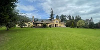 Granja el Sosiego, Lote de Terreno de 66.907, 50 m2, casa principal, casa para juegos, casa de mayordomo y casa de trabajo. El lote cuenta con todos los servicios públicos y gran parte del lote esta hoy utilizado para el cultivo. La casa principal de 2 niveles con tres cuartos, dos baños zona social amplia con vista al jardín. Patio interno descubierto, Cocina,  CBS. Usos, Agropecuario y forestal, Usos compatibles, Vivienda Unifamiliar y bifamiliar, comercial y de servicios 1.