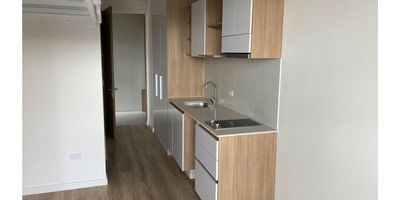 Lindo apto para estrenar de área privada de 22 m2, piso 4, cocina abierta, área social con balcón, 1 alcoba, pisos en madera, no tiene garaje sino que funciona con parqueaderos con duplicadores en el edificio. No tiene zona de lavandería sino que el edificio tiene lavandería comunal. El edificio tiene co-working, parqueadero de bicicletas, gimnasio, terraza bbq.