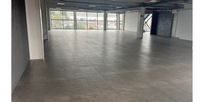 Arriendo de oficina de 260 mt2, en un solo espacio, ideal para oficina abierta, luz natural, ventanas de piso a techo. Hall de ascensor, cuarto de tecnología,  batería de baños para hombres y mujeres. Excelente ubicación cerca de Corferias y a la avenida de las Américas. Fácil salida al aeropuerto. Restaurantes, hoteles, bancos y parqueaderos; excelentes posibilidades de transporte. Cuenta con salida de emergencia, red contra incendios, cumple con todas las medidas de seguridad. Dos parqueaderos.