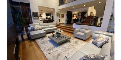 Vendo esta hermosa casa en medio de un campo de golf de 18 hoyos, en el exclusivo Condominio de Aposentos. 405 m2 construidos en un lote 1.139 m2.  5 Habitaciones, 5 baños, Sala, Comedor, Sala de Estar, Estudio, Terrazas, Cocina, Lavandería, Cuarto y Baño de Servicio. Parqueadero para 6 carros. BBQ. Club House, Campo de Golf, Canchas de Tenis, Piscina, Zonas húmedas, Juegos Infantiles. Lugar tranquilo en medio de la naturaleza.