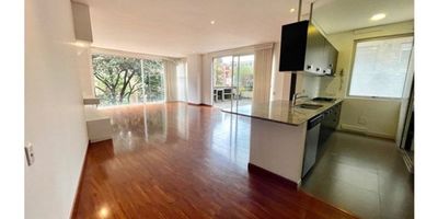 Fabuloso apartamento de 126,22 mts, segundo piso, ubicado en calle cerrada de barrio La Carolina. Sala con chimenea, comedor,  cocina integral, amplia terraza de 45,62 mts de uso exclusivo, dos habitaciones cada una con baño y vestier, baño auxiliar, zona de lavandería y parqueadero. Edificio con gimnasio, salón comunal, zona para niños y zonas verdes. Cercano a parques, centros médicos, centro comercial Unicentro y Country Club de Bogotá. RENTANDO IDEAL PARA INVERSIÓN.
