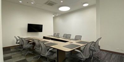 ¡Interesante oficina lista para personalizar! ¡En centro comercial, excelente ubicación! Linda terraza con vista a los cerros, sala de juntas.