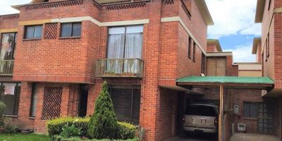 Casa en venta de 169 mts en conjunto residencial con ambiente campestre. Distribuida en 3 niveles: En el primero nivel: Sala y comedor independientes, chimenea, baño social, cocina integral y cuarto de servicio. En el segundo nivel: 2 habitaciones, una con baño privado y baño para la otra habitación. Estudio y estar de tv. El tercer nivel: Habitación principal con baño, family room y terraza privada. Dos parqueaderos.El conjunto cuenta con vigilancia veinticuatro hrs, salón social, zona de bbq, parque infantil, cancha de tenis, cancha de fútbol, senderos peatonales y parqueadero para visitantes. Estrato tres.