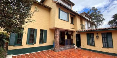 Casa en Venta de 195m2 más doscientos metros de jardines, solárium y cabaña en conjunto cerrado. Diseño arquitectónico por niveles creando áreas independientes. buenos acabados. Todos los espacios rodeados por jardines, con espectacular luz natural. Estudio independiente. Solarium amplio, acogedor que integra los espacios del comedor y sala. Cocina cerrada, comedor aux. Tres habitaciones en dos niveles. Dos baños completos y social. Altillo con family room. 3 parqueaderos. Zona de servicio. Excelente seguridad