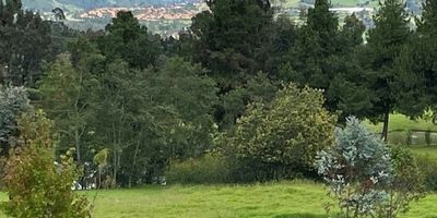 Lote en venta en la Reserva de Potosí de 2,904 mts, GRAN OPORTUNIDAD lote con ubicación privilegiada con espectacular vista panorámica. Condominio exclusivo noventa y cuatro lotes, contiguo al Club Pradera de Potosí. Jardín Botánico rodeado de casas. La ubicación del lote, permite disfrutar la vista a las montañas, lagos, una variada vegetación que le da privacidad en medio de la riqueza natural. Diversos modelos de casas preservando la arquitectura y paisaje. Club House, cancha de tenis, salón social, cancha múltiple, senderos para trotar