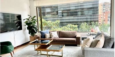 En venta fabuloso apartamento, tercer piso exterior. 124 mts, para inversión, alquilado actualmente, dos cuartos C/U con baño, Estar de alcobas. baño social, sala comedor con balcón, excelente iluminación, cocina cerrada e independiente, cuarto y baño de servicio. Dos garajes, depósito. Edificio con una muy buena terraza comunal en la cubierta con Gimnasio y juegos para niños, sala de juntas. Cercano al parque de la 93, Parque el Virrey, zonas bancarias y restaurantes.