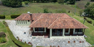 Fabulosa casa tipo colonial, ubicada a tan solo 25 minutos de Bogotá, vereda El Rodeo, Municipio de La Calera, a 3 minutos del pueblo, una zona muy tranquila y rodeada de espectaculares jardines y zonas verdes. Consta de 3 amplias y acogedoras habitaciones, sala con chimenea, comedor, estar de alcobas, estudio, una amplia cocina y CBS. Casa de cuidanderos, terraza con vista espectacular,  sala de juegos y kiosco de BBQ, Esta en una zona de alta seguridad.