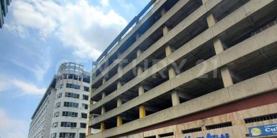 Vendo  lindo apartamento de 80m2 Ubicado en un piso 11 con una excelente vista a la ciudad, consta de sala comedor amplias, cocina tipo americano y remodelada,  zona de oficios privada. ventana con vista a la ciudad, 2 baños completos, dos habitaciones con closet y ventanas con vista al exterior. muy iluminado, El parqueadero es comun, Pero te permiten parquearte en la zona de parqueaderos que se conecta alado del edificio tiene un valor mensual de $255.000 el costo del parqueadero, fácil acceso y salida hacia las vías principales cercanas, que te llevan al norte sur y centro de Cali. con Bancos, restaurantes centros comerciales transporte publico y privado. Todo a la mano.