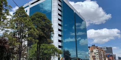 Presentamos esta moderna oficina ubicada estratégicamente en el sector de Chicó Norte 2, con excelentes vías de acceso. Con un área construida de 160 m 2, incluye una sala de juntas, una oficina gerencial, cocina y 3 baños, todo en un espacio totalmente remodelado. Además, cuenta con 3 parqueaderos y vigilancia 24 horas para garantizar la seguridad de tu equipo. ¡Una oportunidad única para llevar tu negocio al siguiente nivel en un sector de alta valorización y desarrollo!