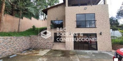 Casa comercial disponible para arriendo en envigado, casa ideal para empresas administrativas, casas de seguridad, despachos de abogados, área de parqueo, 5 habitaciones, 1 salón multiusos, cocina integral. Contáctanos. 