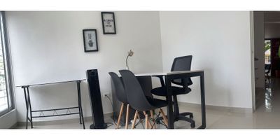 ALQUILER DE OFICINA PRIVADA COWORKING, IBAGUE COLOMBIA Ideal para quienes buscan un espacio privado para  brindarle un espacio agradable a sus clientes, ademas tambien  lograr excelente concentracion dentro de un espacio fresco y comodo.

Cuenta con baño social para uso de la oficina.

Esta oficina se alquila pór hora Treinta mil pesos, medio dia Sesenta y cinco mil pesos, dia completo Ciento diez mil pesos (estos precios no incluyen iva) el espacio  incluye archivador, estacion de cafe exclusiva, agua , aromatica, nevera, recepcion, mobiliario profesional (2 escritorios) ventilador cuenta con capacidad de 3 a 4 personas.

Recuerda que no contamos con parqueadero propio pero a 100 m2  podras encontrar servicio de parqueo con excelente seguridad.  
