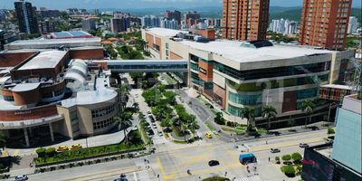 Extraordinario local comercial con un flujo constante de personas, estratégicamente ubicado en el centro comercial líder de Barranquilla, Buenavista. Situado entre La Panamericana y el Banco Davivienda, y frente a la concurrida zona de comidas, este local ofrece 307.85 m² de espacio versátil. Cuenta con aire acondicionado central propio y una bodega que alberga las máquinas de los aires. Recientemente remodelado hace un año, este local tipo vitrina destaca por su visibilidad y ubicación privilegiada. Ideal para inversionistas, con la posibilidad de ser entregado rentando. Amplia variedad de usos de suelo.