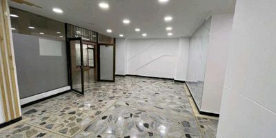 Arrendamos excelente local en el sector del Estadio. Ubicado en una de las zonas más dinámicas de Medellín, este amplio local comercial es ideal para emprendedores o negocios que buscan un espacio estratégico y de alto flujo.

 

El local cuenta con 4 espacios generosos, perfectos para distribuir oficinas, áreas de servicio o exhibición. Además, tiene 3 baños sociales, una práctica cocineta y parqueadero privado para mayor comodidad. Todo el espacio está en cerámica de alta calidad, lo que garantiza un ambiente moderno y fácil de mantener. Con 110 m² de área total y en estrato 4, es una opción perfecta para quienes desean combinar calidad y ubicación.

 

Ubicado a pocas cuadras del Complejo Deportivo Atanasio Girardot, tendrás acceso a un entorno vibrante, con excelente conectividad y cercano a múltiples zonas comerciales, como tiendas D1. Además, está bien conectado con rutas de buses y vías principales, lo que asegura un tráfico constante y visibilidad para tu negocio.

 

¡Lo mejor! El proceso de arrendamiento con nosotros es sencillo, rápido y 100% virtual gracias a la aseguradora El Libertador. No pagas nada por el estudio de crédito, ¡es totalmente gratis!

 

No dejes pasar esta oportunidad. Agenda tu cita hoy mismo y descubre cómo este local puede ser el próximo gran paso para tu negocio.

 
