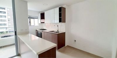 Imponente apartamento en Loma de los Mesa Envigado,  pasos de centro comercial Terracina. El apartamento esta ubicado en 6to piso torre 1 con un area interna de 101m2 y 12m2 de terraza,  con vista hacia la ciudad. La propiedad cuenta con 3 torres de 20 pisos 4 apartamentos por piso.

Este apartamento cuenta con acceso a terraza en el cuarto principal. 

Comunidad cerrada ofrece una serie de comodidades, piscina climatizada, turco, cancha de básquet, cancha de futbol, zona pet, gimnasio, cinema, cuarto de juegos, zona infantil  y con seguridad 24 horas.

No te pierdas esta propiedad, agenda tu visita ya!