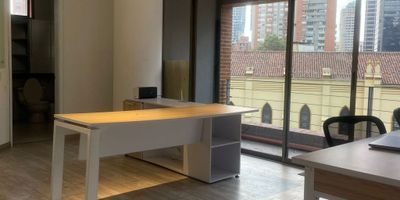 Hermosa oficina remodelada de 100 metros cuadrados ubicada en el prestigioso Parque Central Bavaria, diseñada para maximizar la productividad y el confort. La oficina cuenta con una amplia sala de juntas, un espacio abierto ideal para el trabajo colaborativo, una cómoda cocina y dos baños que garantizan funcionalidad. Además, incluye tres espacios de parqueo y acceso a muy buenas zonas comunes, como un elegante lobby, seguridad 24 horas y una plaza de comidas, perfectas para relajarse o hacer networking. ¡Un espacio que combina estilo y conveniencia en el corazón de la ciudad!