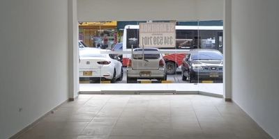 Arriendo local comercial en sector comercial de la ciudad en primer  piso con vitrina, se entrega con Pintura general, baño, piso en cerámica,
iluminación y puntos de aire.Canon: $ 3.750.000 Administración: $ 250.000= 4.000.000 + iva=  4.712.500