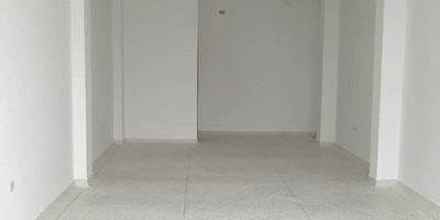 Arriendo local comercial en sector comercial de la ciudad en segundo  piso con vitrina, se entrega con Pintura general, baño, piso en cerámica,
iluminación y puntos de aire. 2.350.000 + administración 150.000 + iva 446.500