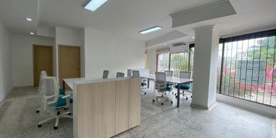 En el corazón de la ciudad, se encuentra esta imponente oficina de 126 metros cuadrados, ideal para aquellos que buscan un espacio elegante y funcional. Con 2 baños y 2 parqueaderos, ofrece comodidad y practicidad para sus ocupantes. Sus amplios espacios y diseño moderno la convierten en el lugar perfecto para potenciar la productividad y el éxito de cualquier negocio. No pierdas la oportunidad de hacer de este lugar tu nueva sede empresarial. ¡Contáctanos para más información!