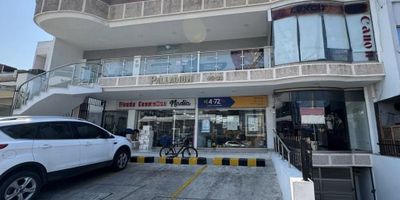 Arriendo local comercial en sector comercial de la ciudad en un primer piso con vitrina, se entrega con Pintura general, baño, piso en cerámica,
iluminación y puntos de aire.