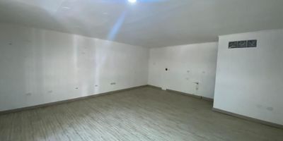 Disponible para arriendo, este local comercial de 30 m² se encuentra estratégicamente ubicado en el barrio Altamira, Barranquilla, departamento del Atlántico. Situado en la Calle 90 # 46 - 77, Local 2, este inmueble de estrato 4 incluye 1 parqueadero. Su localización es ideal para su negocio, ofreciendo buena visibilidad en la ciudad de Barranquilla. El canon de arriendo es de $2,500,000. Para obtener más detalles o agendar su visita, contáctenos usando las opciones de WhatsApp, quiero que me contacten o ver teléfonos.