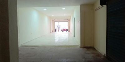 Bodega en arriendo de 300 metros aproximadamente en sector comercial de Barranquilla, cuenta con 2 baños,  patio, para mas informacion comunícate con nosotros y agenda tu cita.